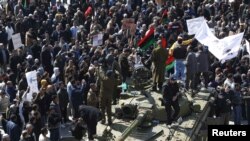 Vojni tenk okružen demonstrantima protiv Gadafija u gradu Zaviia, 27. februar 2011.