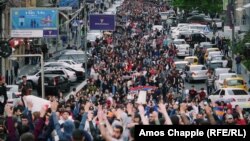 ARMENIA -- Oposition protesters march in Yerevan, April 19, 2018