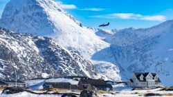 Mali komercijalni avion se sprema za sletanje u Nuk na Grenlandu, 11. mart 2025.