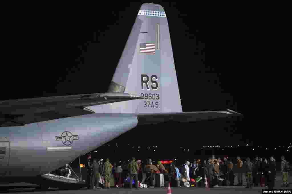 Prva grupa izbeglica iz Avganistana na aerodromu u Prištini, Kosovo, 29. septembra. Američkim vojnim avionom evakuisano je nekoliko stotina izbeglica iz Avganistana na Kosovo, koje je ponudilo pomoć SAD u privremenom smeštaju ljudi dok se njihovi zahtevi za azil ne procesuiraju.