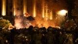 На цьому фото – президентський палац Орбеліані у Тбілісі посеред диму, сутичок та полум'я.<br><br>У столиці Грузії спалахнули протести в день виборів до органів місцевого самоврядування країни: опозиція заявила про плани «мирного повалення влади» на тлі того, як лідери правлячої партії передчасно оголосили про перемогу і привітали своїх прихильників
