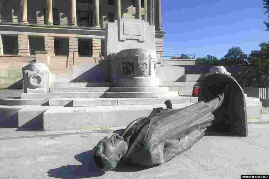 Снесенная во время протестов статуя Эдварда Уарда Кармака. Кармак был сенатором США от штата Теннеси в начале прошлого века и известен своими расистскими взглядами. Нашвилл, штат Теннеси, 31 мая