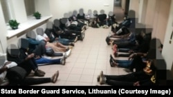 A litván–belarusz határnál feltartóztatott migránsok egy befogadóállomáson, 2021. július 2-án