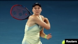 Елена Рыбакина Australian Open жарысының жартылай финал ойынында. 29 қаңтар 2026 жыл. 
