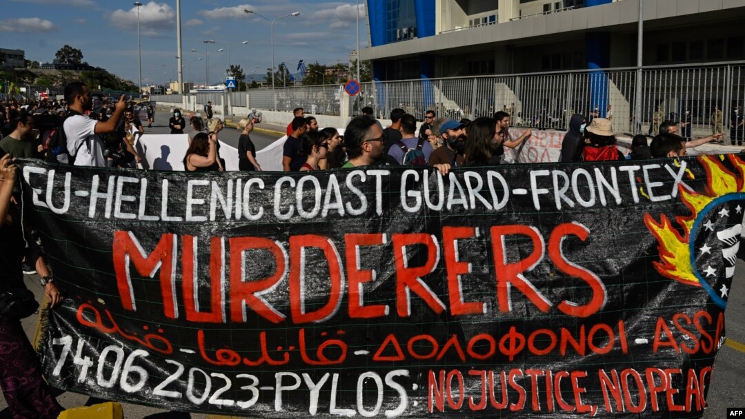 Proteste față de Garda de Coastă a Greciei și Agenția Europeană Frontext, după naufragiul unei nave cu migranți, miercurea trecută, în Grecia. Imagine din Portul Pireu de lângă Atena, 18 iunie 2023.