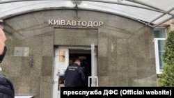 У травні ДФС також повідомляла про обшуки в «Київавтодорі» – у справі про завдання співробітником «Київавтодору» збитків державі через перевищення посадових обов’язків