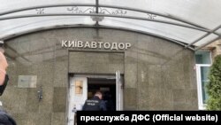 Першою про обшуки повідомила КМДА, цитуючи позицію «Київавтодору»: закупівлі були прозорими