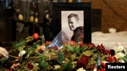Луѓето положуваат цвеќе на гробот на Алексеј Навални по неговиот погреб во Москва, 1 март 2024 година