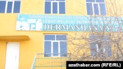 Türkmenabat şäheriniň dermanhanasy, Lebap, 19-njy fewral, 2015. 