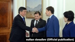 Жээнбеков бүгүн премьер-министр Сапар Исаковду, Жогорку Кеңеш төрагасы Дастанбек Жумабековду, Жогорку соттун төрайымы Айнаш Токбаеваны кабыл алды.