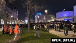 Pristalice vlasti ispred Srpskog narodnog pozorišta, gde se održava svečana akademija Matice srpske. Na akademiji će govoriti predsednik naprednjaka Miloš Vučević.