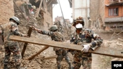 Військові під час рятувальної операції в Непалі, 28 квітня 2015 року