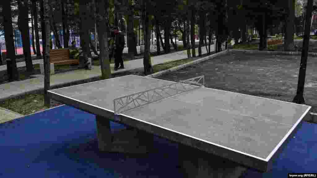 Без спорту ялтинці не залишилися: проєктувальники встановили бетонний стіл для гри в теніс