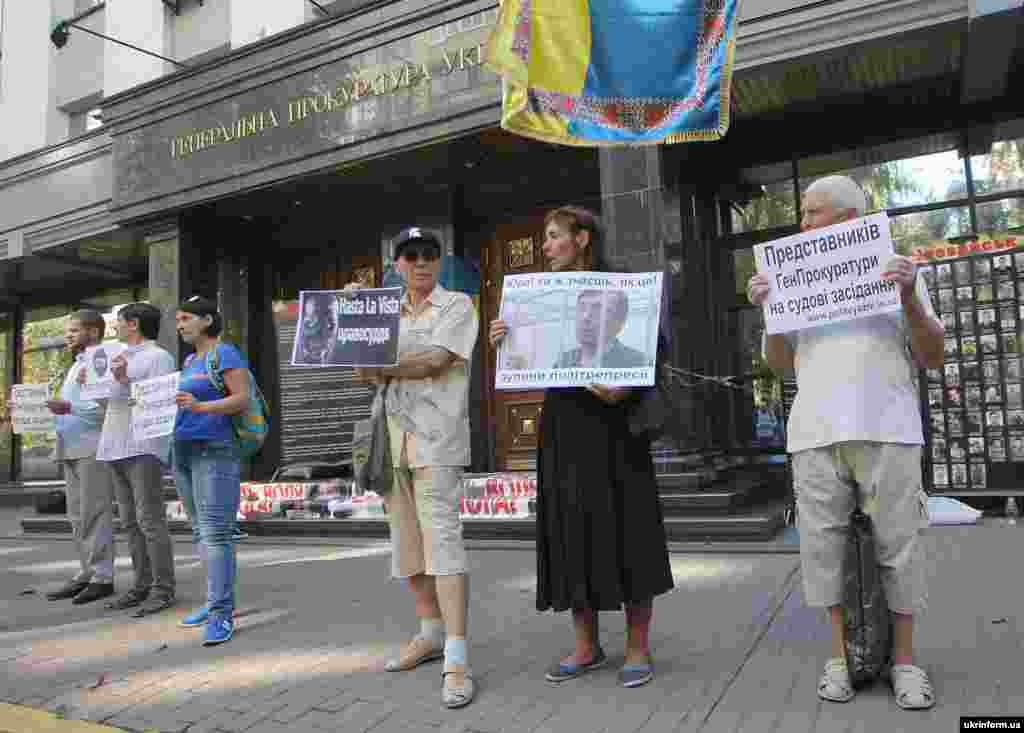 Біля Генеральної прокуратури України у столиці відбулася акція &laquo;Свободу політв&#39;язням!&raquo;. Активісти вимагали &laquo;припинити політичні репресії та не засуджувати громадських активістів, які своєю діяльністю служили народу України&raquo;. Київ, 2 вересня 2016 року