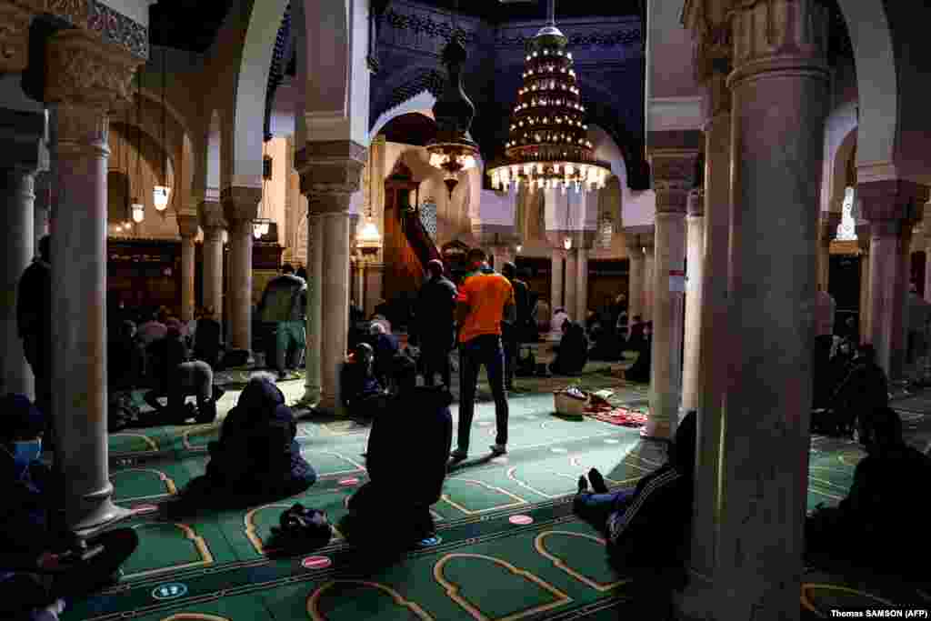 A párizsi nagymecsetben imádkoznak néhány órával a Ramadán kezdete előtt.