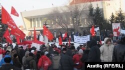 митингта катнашучылар, Омски, 24 декабрь 2011