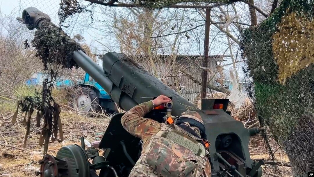 Un militar rus țintește cu un obuzier D-30 spre pozițiile ucrainene din zona de frontieră a regiunii Kursk, Rusia. Fotografie preluată dintr-un videoclip publicat de serviciul de presă al Ministerului rus al Apărării pe 29 noiembrie 2024.