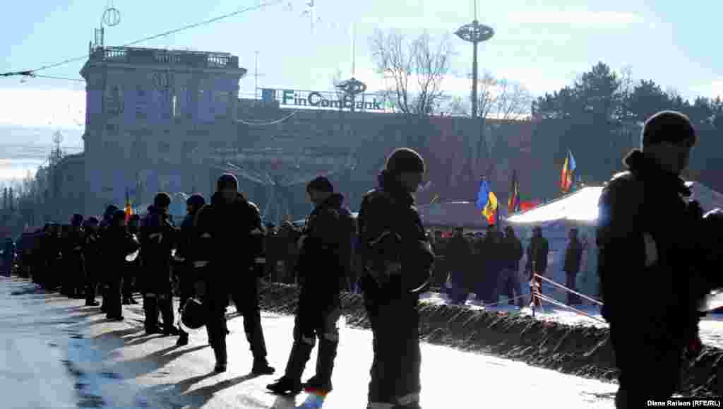 În Piaţa Marii Adunări Naţionale protestează membrii şi susţinătorii Platformei DA.