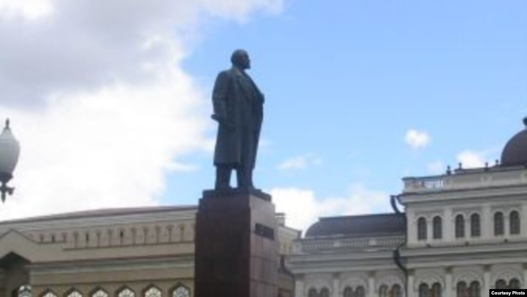 Lenin statue in central Kazan