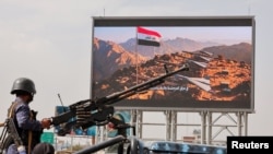 یک سرباز حوثی در پشت دوشکا در راهپیمایی ضد عربستان سعودی در صنعا، پایتخت یمن