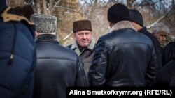 İlmi Umerov Aqmescitte, «Çiygoznıñ işini» baqqan Rusiye Qırım Yuqarı mahkemesiniñ binası yanında, 6 dekabr 2016 senesi