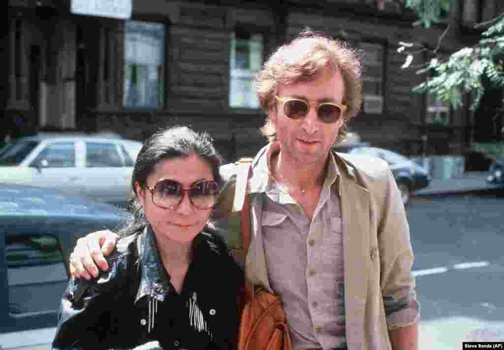 John Lennon și soția sa, Yoko Ono, sosesc la The Hit Factory, un studio de înregistrări din New York City pe 22 august 1980. John Lennon a fost ucis în fața clădirii Dakota în ziua de 8 decembrie 1980, pe când se întorcea acasă cu soția, Yoko Ono, de la o sesiune de înregistrări în acest studio. &nbsp;