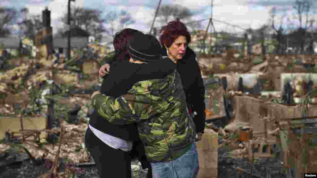 Stanovnici New Yorka na ruševinama svojih domova, 30. oktobar 2012. Foto: REUTERS / Shannon Stapleton