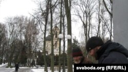 Hukuk goraýjy aktiwistiň pikiriçe, resmiler ybadathananyň töweregini dilenip ýören garyp adamlardan arassalamak isleýarler.