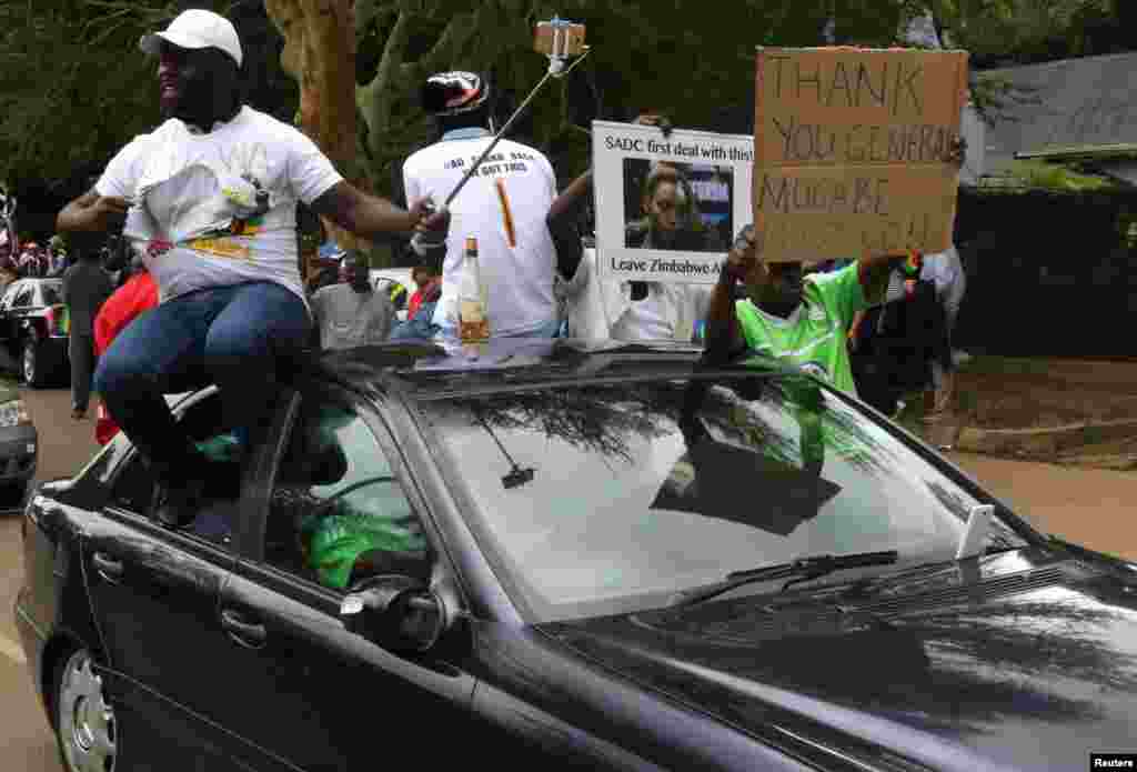 Zimbabwe - Protesters calling for Zimbabwean President Robert Mugabe to step down, 18Nov2017