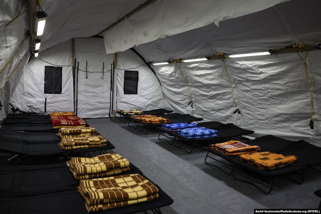 Prandaj është ofruar mundësia që banorët ta bëjnë edhe gjumin në tenda.