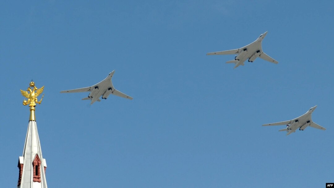 Ruski bombarderi Tu-22 M3 iznad Crvenog trga u Moskvi tokom parade za Dana pobjede, 9. maja 2010. godine.
