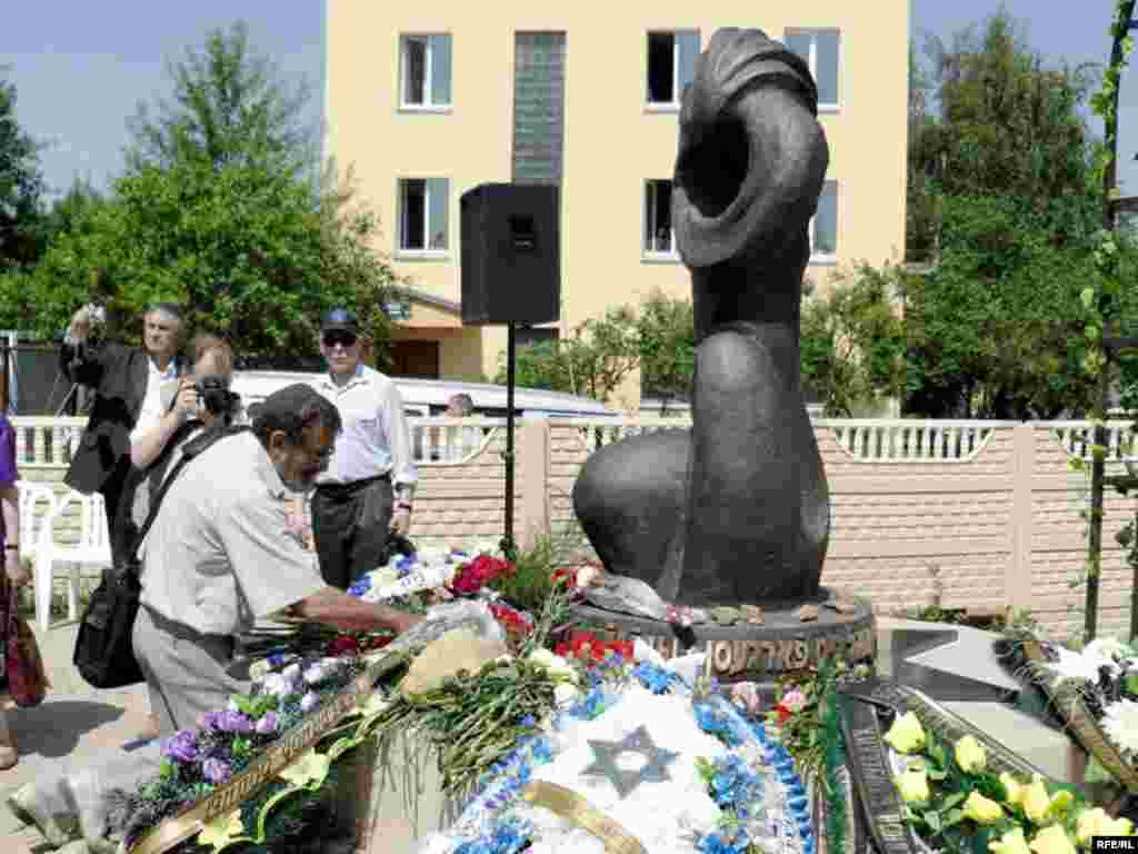 25 чэрвеня - У Віцебску адкрылі помнік ахвярам гета