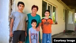 Musa ağa Mamutnıñ torunları Musa (13 yaşında), Enver (12 yaşında) ve Sabri (5 yaşında) ve qızı Dilâra hanım evniñ yanında
