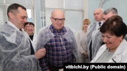 Vitebsk Vilayət İcraiyyə Komitəsinin sədri A.Subotsin (solda) və "Manalit"in direktoru A.Şumaxer (ortada) 2024-cü ilin martında istehsalat müəssisəsinə səfər zamanı.