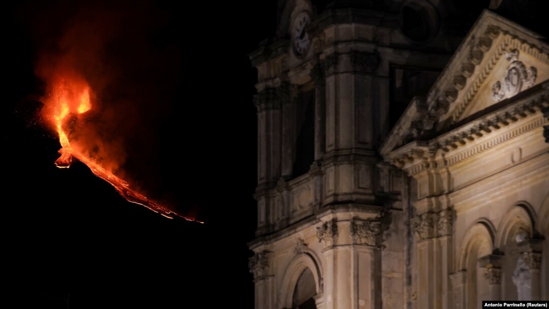 Aktivni vulkan Etna fotografisan iz Katanje, 23. februar 2021. 