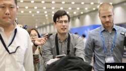 Studenti australian, Alek Sigley arrin në aeroportin e Pekinit. 