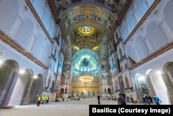 Interiorul catedralei inainte de sfințire.