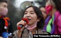 Одна из организаторок марша за гендерное равенство Фариза Оспан. Алматы, 8 марта 2021 года.