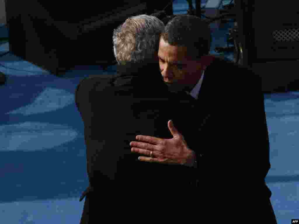 Presidenti Obama përshëndet ish-presidentin Bush... - obama20 UNITED STATES, Washington : WASHINGTON - JANUARY 20: President Barack Obama shakes hugs president George W. Bush as vice-president Dick Cheney looks on during Obama's inauguration as the 44th President of the United States of America on the West Front of the Capitol January 20, 2009 in Washington, DC. Obama becomes the first African-American to be elected to the office of President in the history of the United States