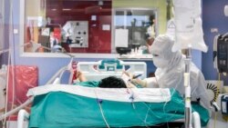 Врач общается с пациентом в больнице Чинизелло-Бальсамо близ Милана