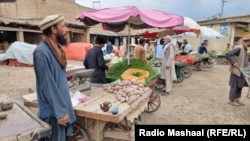 د کورمې صدې باز ته هره ورځ له پېښوره او نورو سيمو څخه په زرګونه ټنه خوراکي او نور سامانونه وړل کېږي. 