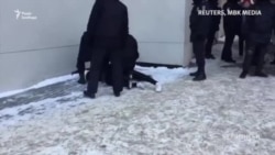 «Важко дихати, хлопці відпустіть», – затримання активістів у Челябінську, що у Росії