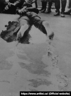Во время перформанса в Познани Петр Штембера вдыхал сахар и землю, в то время как к его ногам были привязаны веревки, впитывающие кислоту, которую разливала его ассистентка. 26 апреля 1978 г.