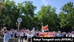 Protestçiler Orhan Inanyň tapylmagyny talap edip, Bişkekde parlament binasynyň golaýynda ýygnanyşýar.