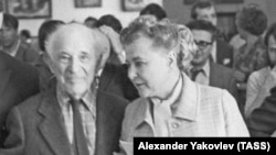 Министр культуры СССР Екатерина Фурцева с французским художником Марком Шагалом на выставке его картин в Третьяковской галерее, 1973 год