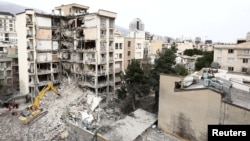 O imagine a unei clădiri rezidențiale avariate în urma unui atac din Teheran, pe 23 martie 2026.