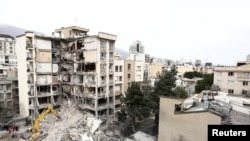 Pogled na stambenu zgradu oštećenu u napadu u Teheranu 23. marta.