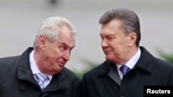 Президенти України і Чехії Віктор Янукович (праворуч) і Мілош Земан, 21 жовтня 2013 року