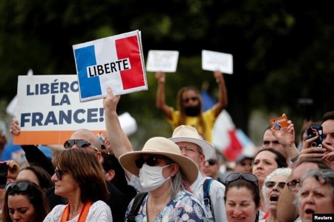 Protestuesit francezë duke bërë thirrje për "Liri".