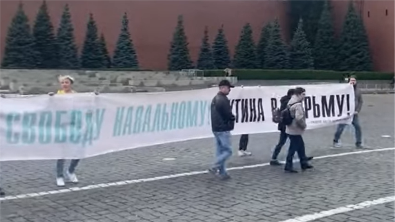 Activists, Reporter Arrested For Pro-Navalny Action On Moscow’s Red Square
